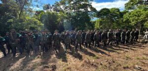 Listos para dejar las armas: 100 guerrilleros de Coordinadora Nacional Ejército Bolivariano entran a zona de preconcentración