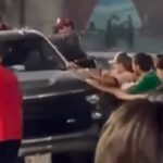 Festejo desbordado de hinchas de la Selección México al “sabotear” un vehículo llevó al conductor a arrollarlos