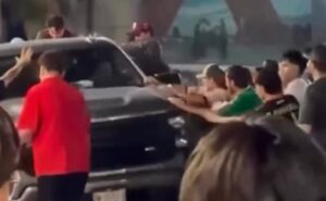 Festejo desbordado de hinchas de la Selección México al “sabotear” un vehículo llevó al conductor a arrollarlos