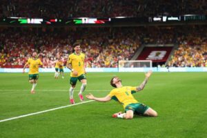 Australia sacude a la Turquía de Arda Güler en el debut del grupo D