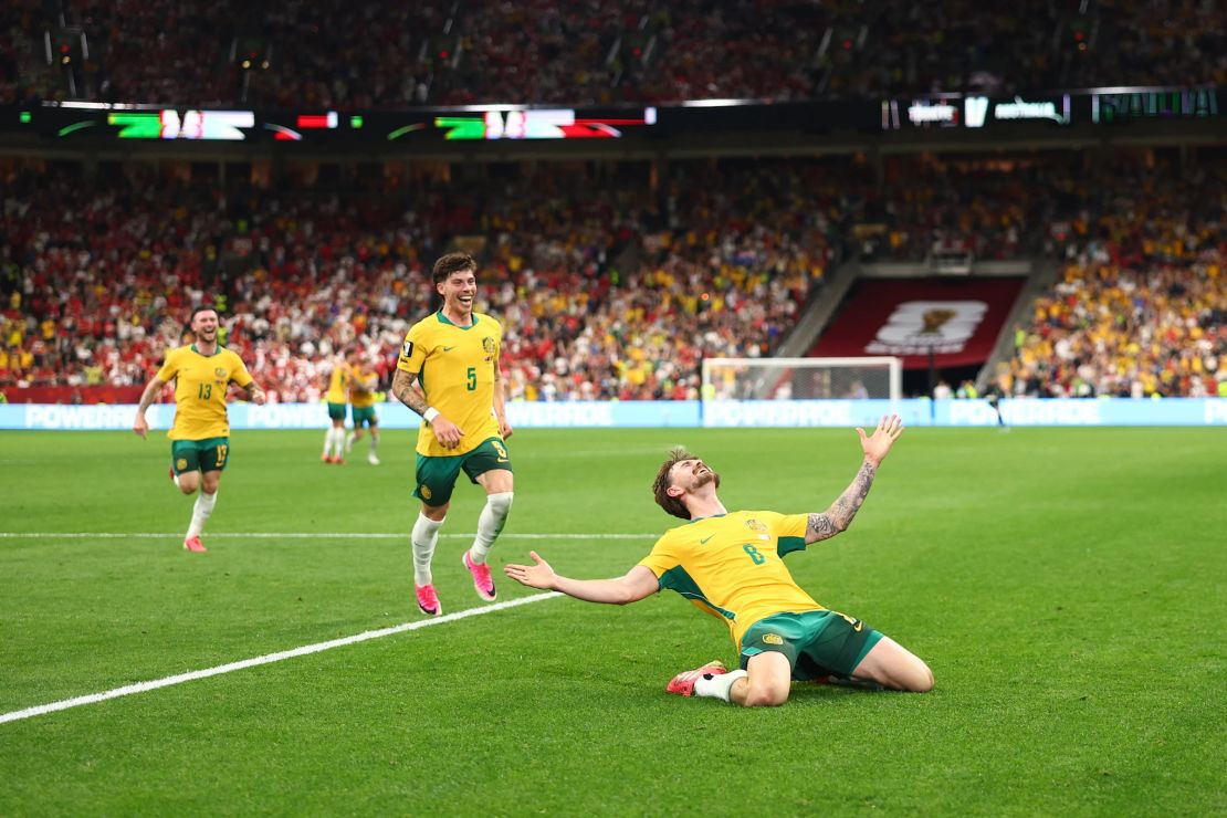 Australia sacude a la Turquía de Arda Güler en el debut del grupo D