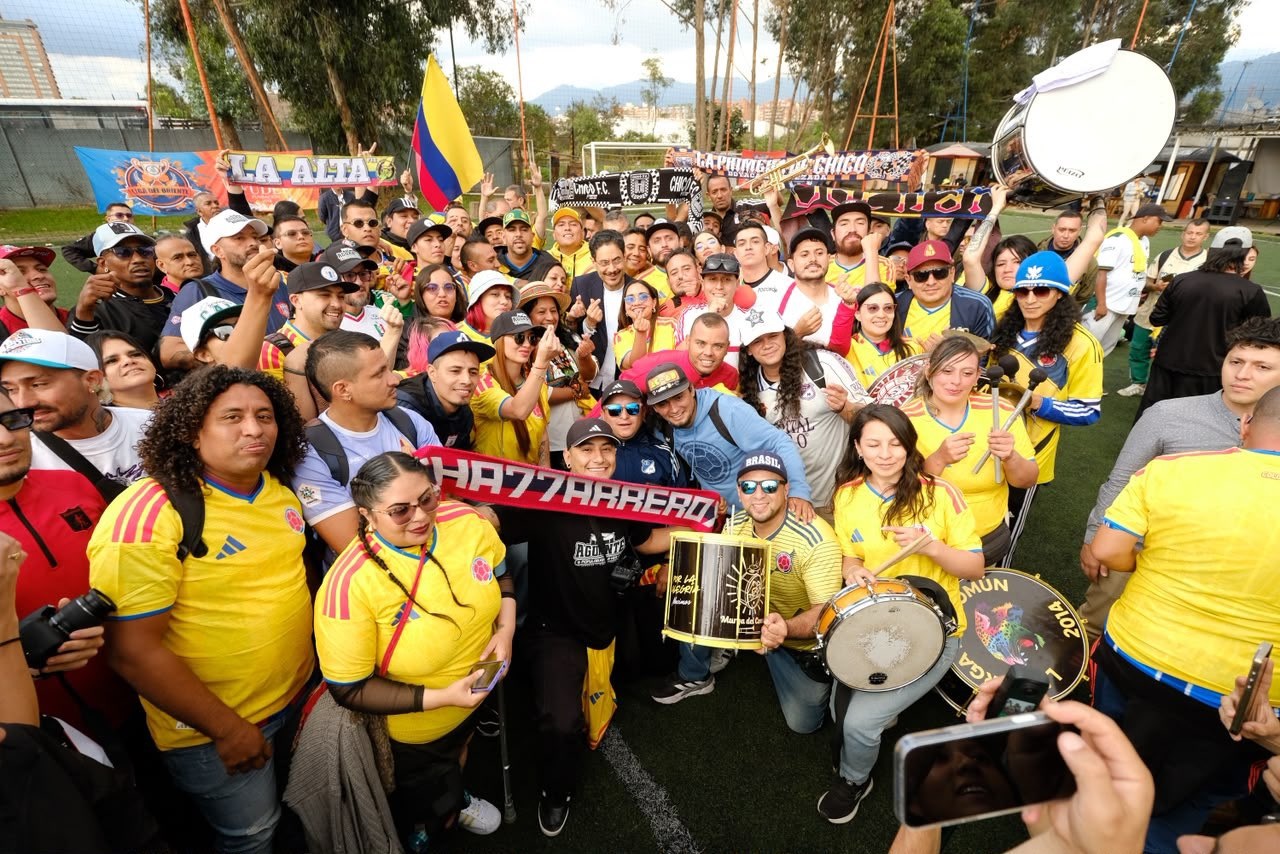 A la campaña de Iván Cepeda y Aida Quilcué se aunó el respaldo de 32 ‘barras’ del fútbol colombiano