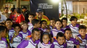 ‘Goles por la Paz Nocturno’ entregó 80 uniformes a niños, niñas y adolescentes del barrio La Rivera de Soledad