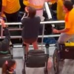 “¿Levántate y anda?” Hincha ‘vivo’ compró boleto para silla de ruedas y se delató tras gol de Colombia