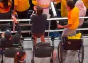 “¿Levántate y anda?” Hincha ‘vivo’ compró boleto para silla de ruedas y se delató tras gol de Colombia