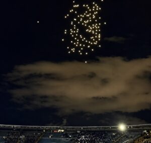 Escudo de Millonarios acabó amorfo: burlas genera el show de drones en el acto de presentación de la plantilla