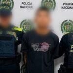 Con panfletos alusivos a grupo delincuencial y un revólver: así cayó un presunto criminal en Malambo