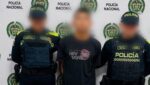 Con panfletos alusivos a grupo delincuencial y un revólver: así cayó un presunto criminal en Malambo