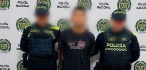 Con panfletos alusivos a grupo delincuencial y un revólver: así cayó un presunto criminal en Malambo