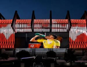 Más de 74 mil luces LED refulgirán la fachada del “Supermetro” con los colores de Junior y la Tricolor