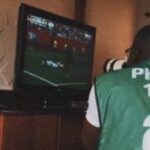 Al reportero gráfico que tomó fotos del partido de Senegal desde un televisor le llegó su recompensa