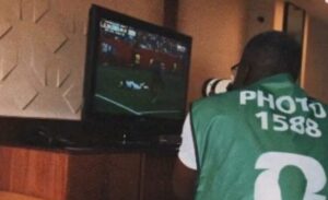 Al reportero gráfico que tomó fotos del partido de Senegal desde un televisor le llegó su recompensa