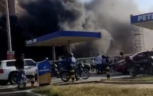 Emergencia en Villa Campestre: incendio a pocos metros de una estación de gasolina