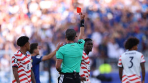 Siguen las críticas contra FIFA por la roja suspendida a Folarin: ¡segundo caso similar en un Mundial!