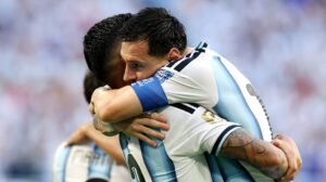 Messi lucía apagado, pero “frotó la lámpara” y ayudó a Argentina a remontar el marcador para clasificar a cuartos