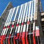 El “Supermetro” comenzó a ataviarse en su parte exterior con los colores de su Junior: ¡marcha bien!