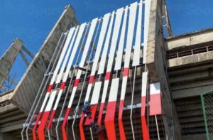 El “Supermetro” comenzó a ataviarse en su parte exterior con los colores de su Junior: ¡marcha bien!