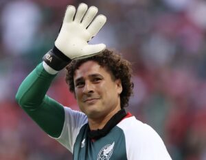 ¡Memo dice “adiós” al fútbol! Se metió entre los arqueros más longevos en jugar un Mundial