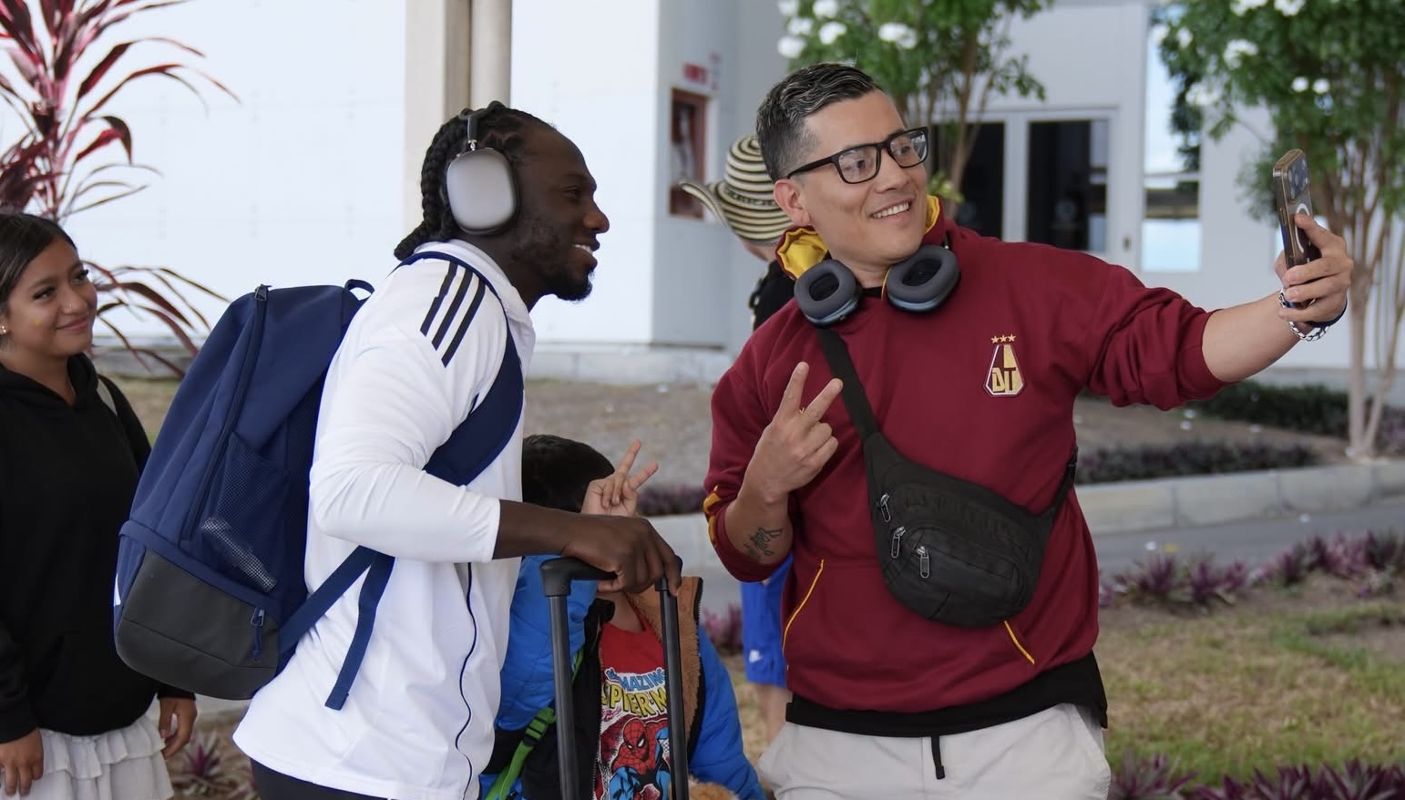 ¡El bicampeón aterrizó en Ibagué! Junior sintió el respeto por parte de varios hinchas del Tolima