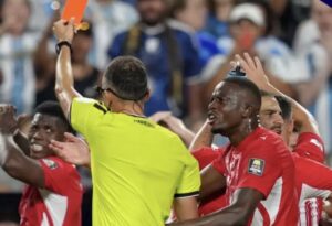 ¡Ecos del Mundial! La IFAB revivió la polémica al declarar como un error la expulsión de Embolo ante Argentina