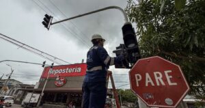 Alcaldía instala nuevos semáforos en la avenida Shakira y puntos estratégicos de la ciudad