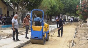 Pavimentación y nuevas redes de acueducto transforman una histórica calle del barrio Ferrocarril, en Soledad
