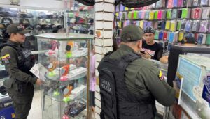 “La extorsión también entra por una llamada”: Policía sale a las calles para enseñar cómo evitar caer en la trampa