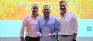 Concejal Alexis Castillo recibe destacada distinción de la Uniatlántico por su legado en la educación