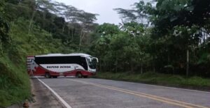 Un soldado muerto y seis heridos en emboscada del ELN tras secuestro de 39 personas que viajaban en bus en Chocó