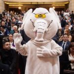 ¿Quién es el senador que se disfraza de elefante blanco y por qué lo hace?