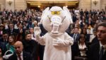¿Quién es el senador que se disfraza de elefante blanco y por qué lo hace?