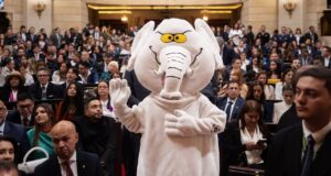 ¿Quién es el senador que se disfraza de elefante blanco y por qué lo hace?