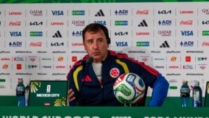 “Prefiero no estar en ese sitio de favorito”: DT Lorenzo respondió al elogio del técnico de España