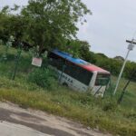 ¡No habría pasado de un simple susto! Bus se estrelló al salirse de la vía en la entrada al Aeropuerto Ernesto Cortissoz