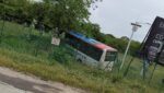 ¡No habría pasado de un simple susto! Bus se estrelló al salirse de la vía en la entrada al Aeropuerto Ernesto Cortissoz