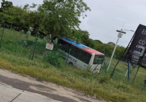 ¡No habría pasado de un simple susto! Bus se estrelló al salirse de la vía en la entrada al Aeropuerto Ernesto Cortissoz