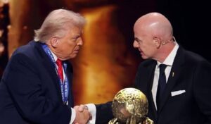 Eurodiputados piden investigar al presidente de la FIFA por polémico ‘Premio de la Paz’ que entregó a Trump