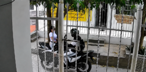 Hombre en moto asalta a mujer en el barrio Los Robles, Soledad