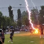 Rayo impactó en medio de un partido profesional en Tailandia: un futbolista falleció y nueve más resultaron heridos