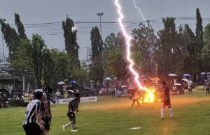 Rayo impactó en medio de un partido profesional en Tailandia: un futbolista falleció y nueve más resultaron heridos
