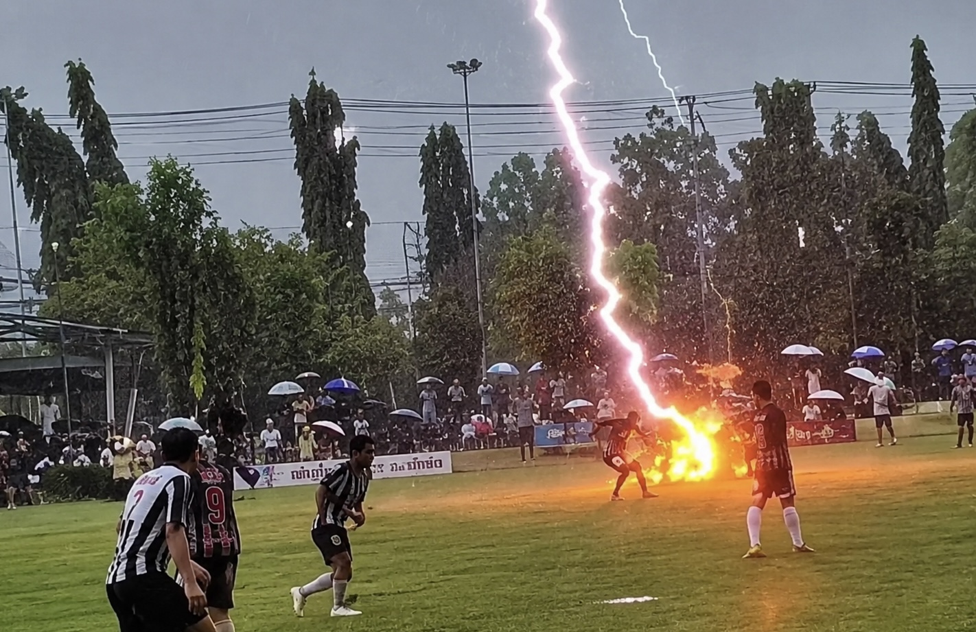 Rayo impactó en medio de un partido profesional en Tailandia: un futbolista falleció y nueve más resultaron heridos