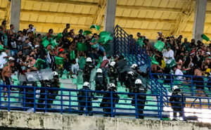 Un policía grave y 20 personas más heridas tras enfrentamientos entre hinchas de Nacional en el Jaraguay de Montería