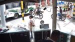 ¡Vivo de milagro! Motociclista choca, cae dentro de un bus y sale caminando como si nada