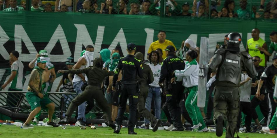 ¡No para la violencia!: ‘barristas’ del Cali ingresaron a la cancha ante malos resultados del equipo
