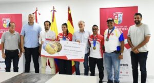 Gobernador Verano entrega estímulos por $27,5 millones a los medallistas del Atlántico en los Juegos Centroamericanos