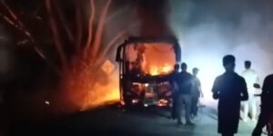 Hombres armados incineraron bus intermunicipal en una carretera del Tolima: disidencias serían responsables