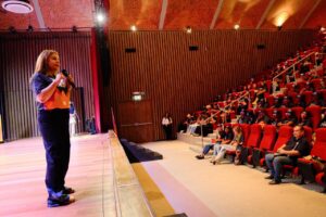 Escuela para la Vida: Alcaldía de Barranquilla certifica a 300 mujeres formadas en toma de decisiones y liderazgo