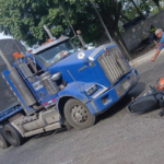 Motociclista resultó gravemente herido tras chocar de frente contra una tractomula en Barranquilla