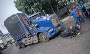 Motociclista resultó gravemente herido tras chocar de frente contra una tractomula en Barranquilla
