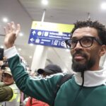 Como la estrella en la que se convirtió, Vozinha fue recibido en Chile, donde jugará para Colo-Colo